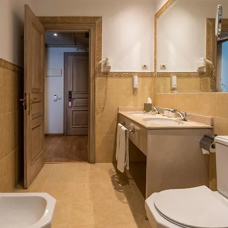 Globales Paraiso إِستيبونا